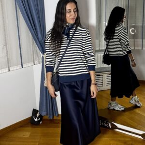 Falda satinada azul marino