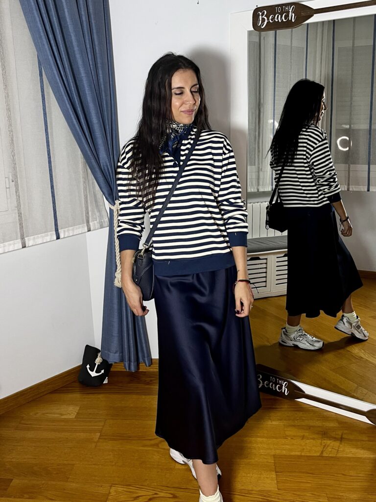 Falda satinada azul marino