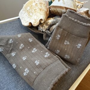 Calcetines flores taupe