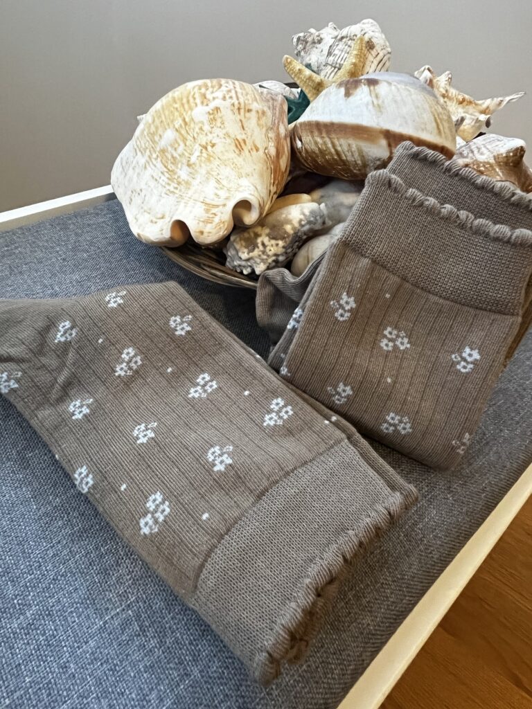 Calcetines flores taupe