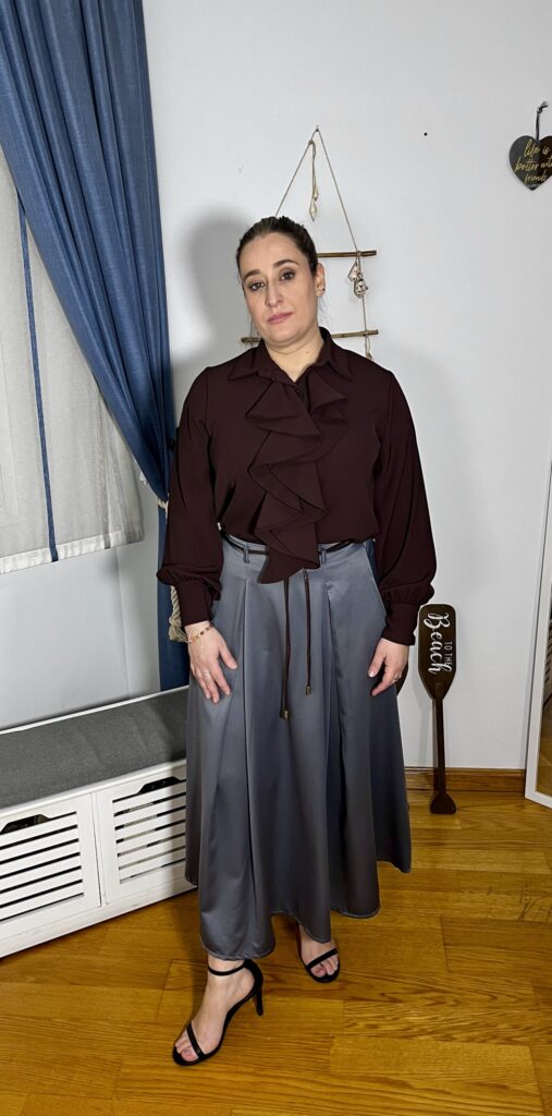 Falda satinada gris tablas